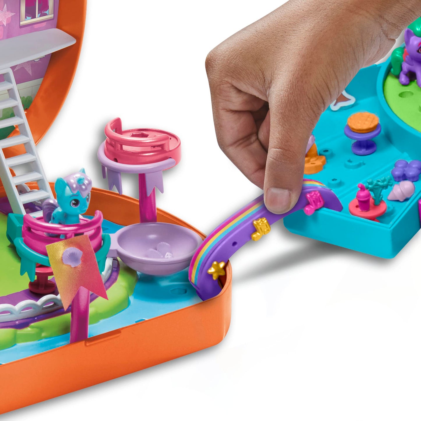 My Little Pony Mini World Magic Compact Creation Maretime Bay Toy - Portable Playset with Sunny Starscout Pony for Children from 5 Years, Multicoloured, F5248, 5.1 x 20.3 x 16.5 cm