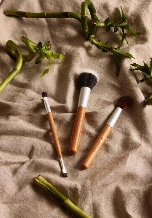 NEW!!! The Body Shop Foundation Brush bamboo Nylon bristles