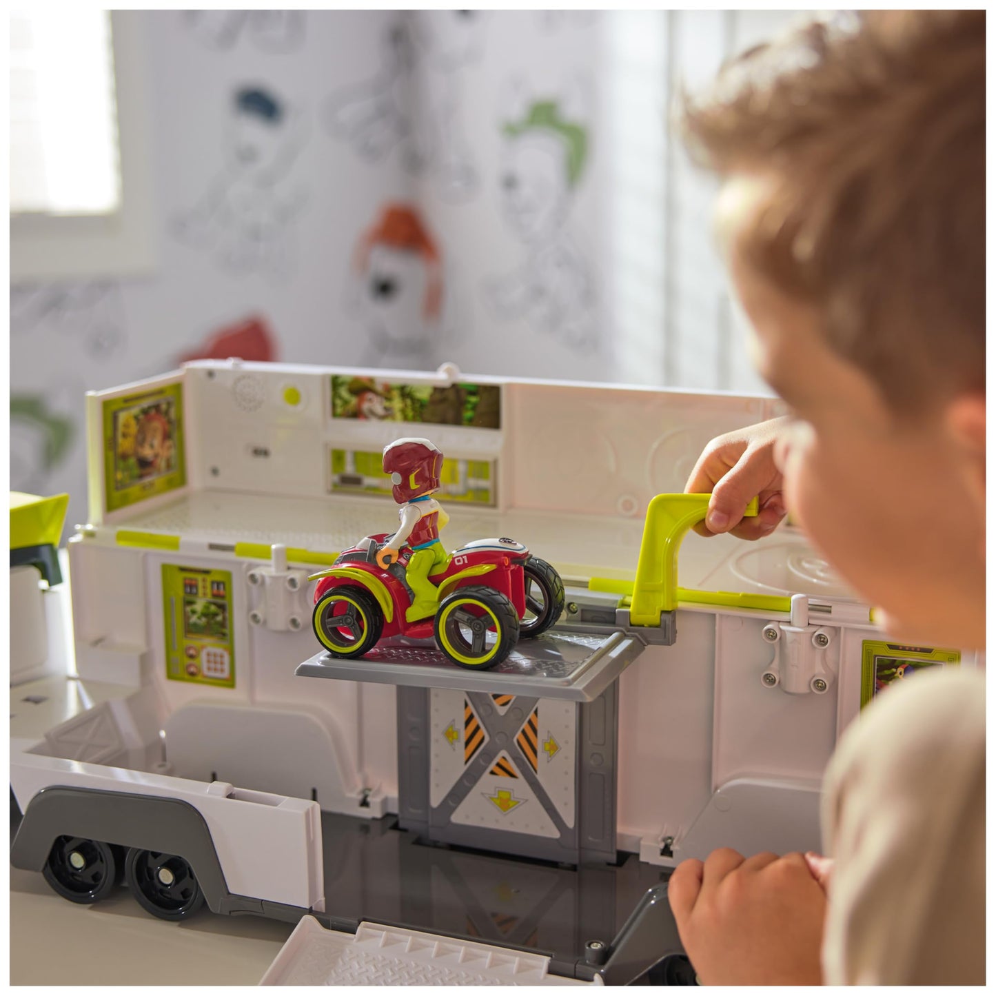 Paw Patrol Jungle Pups, Transforming PAW Patroller, Ryder Action Figure, ATV Toy Car, Vehicle Lift and Sound Effects, Kids? Toys for Boys and Girls Aged 3+